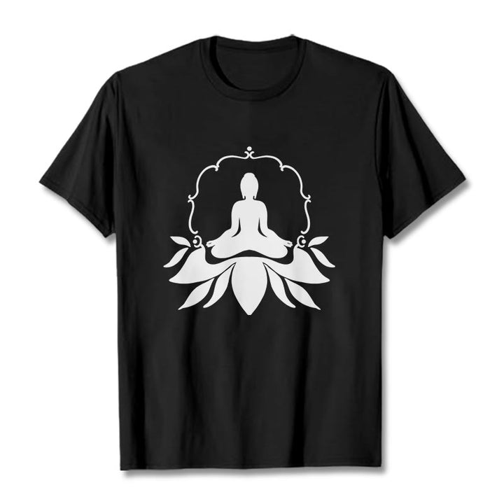 Koszulka z nadrukiem Buddha Stones Medytujący Budda Siedzący na Trawie - Czarny - 2XL - image 0