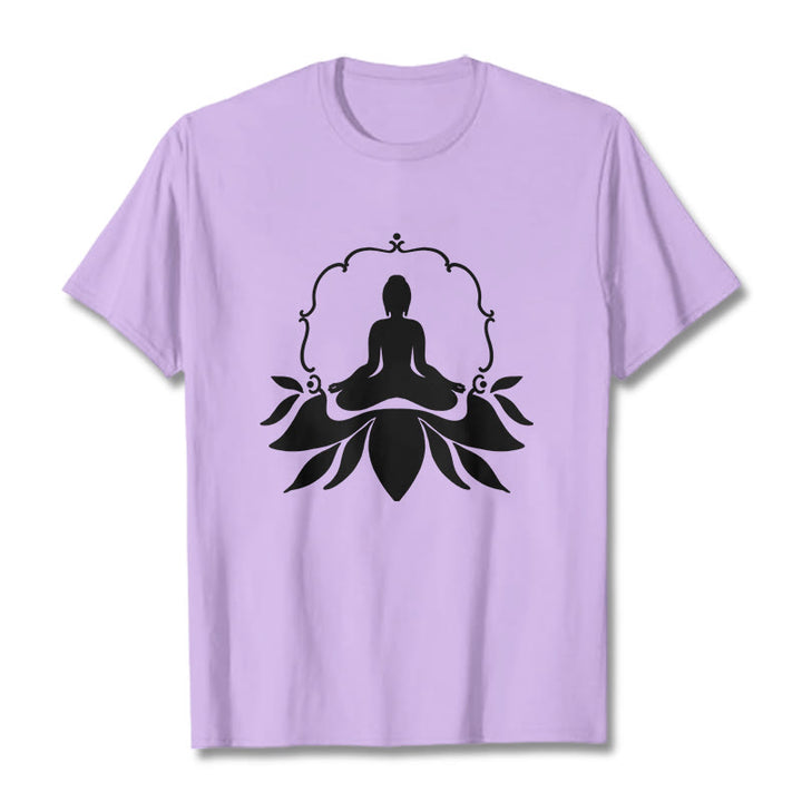 Koszulka z nadrukiem Buddha Stones Medytujący Budda Siedzący na Trawie - Śliwka - 2XL - image 16
