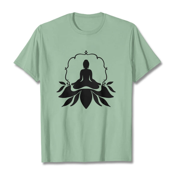 Koszulka z nadrukiem Buddha Stones Medytujący Budda Siedzący na Trawie - PaleGreen - 2XL - image 14