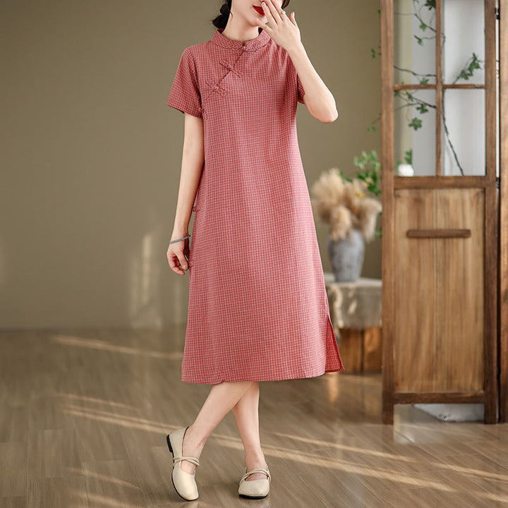 Sukienka midi w kratę z krótkim rękawem i żabim guzikiem z bawełny i lnu w stylu cheongsam z motywem Buddha Stones - image 3