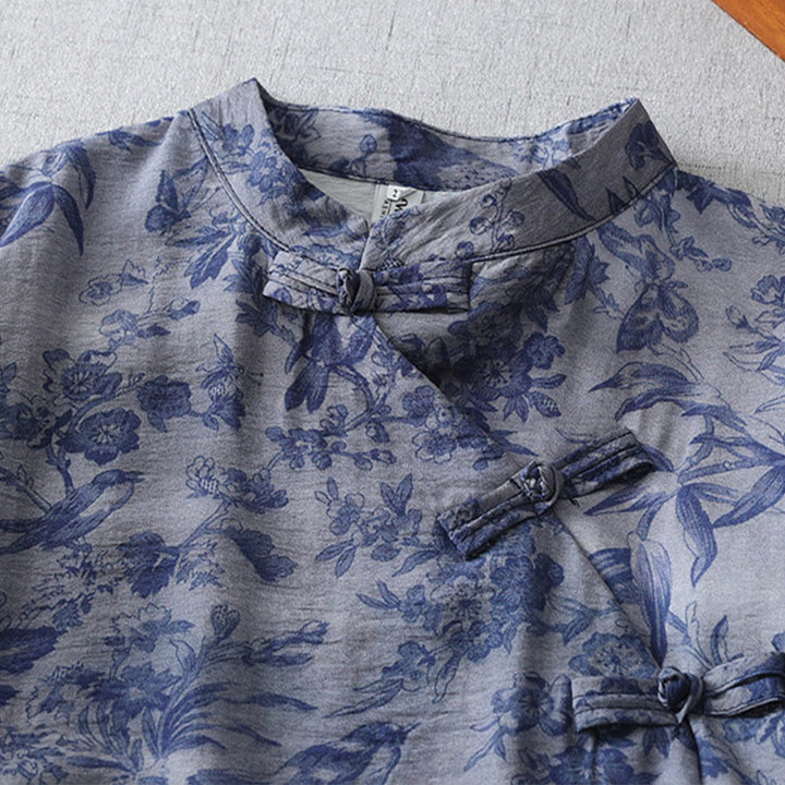 Sukienka midi z bawełny z nadrukiem w kwiaty i Buddha Stones , z żabim guzikiem i krótkim rękawem, kołnierzykiem typu stójka - image 3