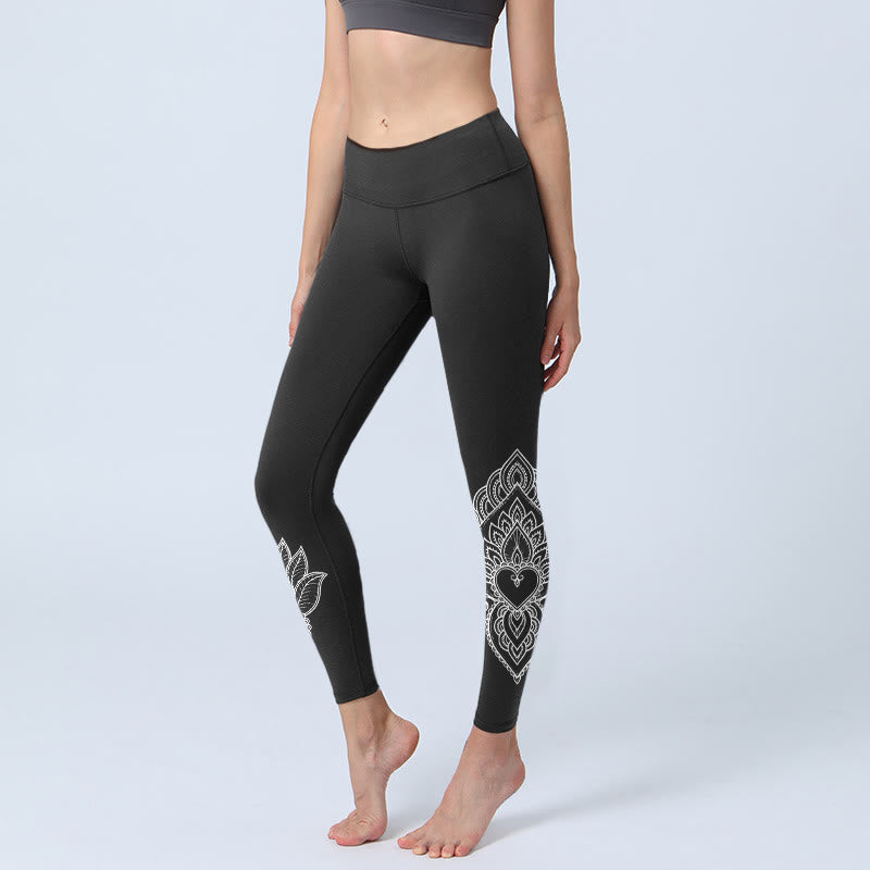 Damskie legginsy do jogi z kwiatowym nadrukiem i płatkami w kształcie serca, z Buddha Stones - Czarny - US18, UK/AU22, EU50 (4XL) - image 1