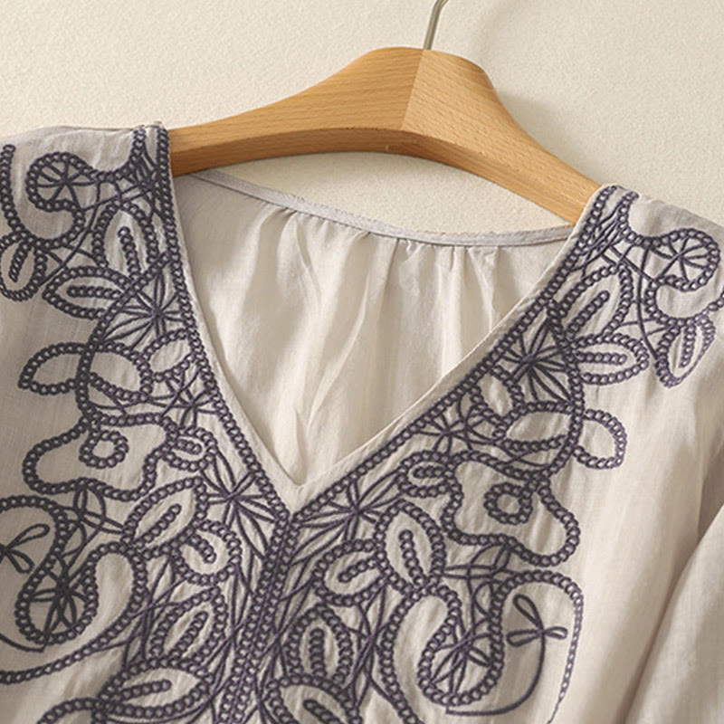 Koszulka damska z krótkim rękawem i haftowanym dekoltem w serek z motywem Buddha Stones - image 3