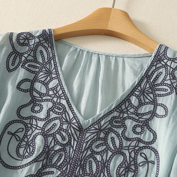 Koszulka damska z krótkim rękawem i haftowanym dekoltem w serek z motywem Buddha Stones - image 9