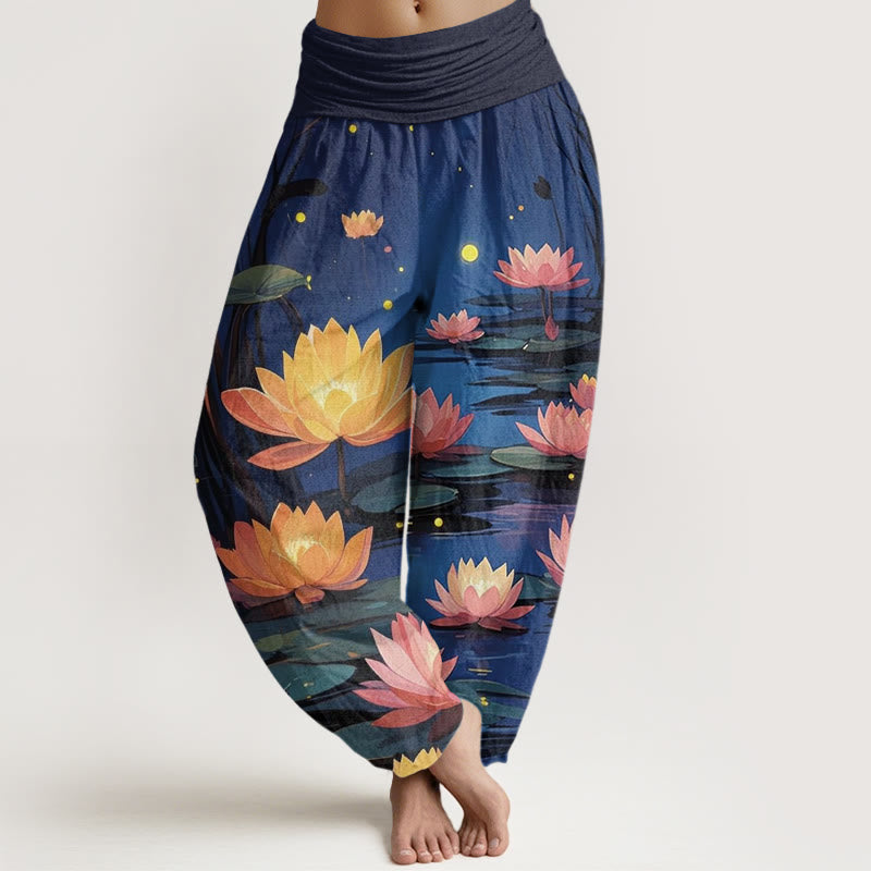 Spodnie haremowe damskie z elastyczną talią i wzorem lotosu w Buddha Stones , swobodne i spokojne na noc - Marynarka wojenna - US22, UK/AU26, EU54 (6XL) - image 1