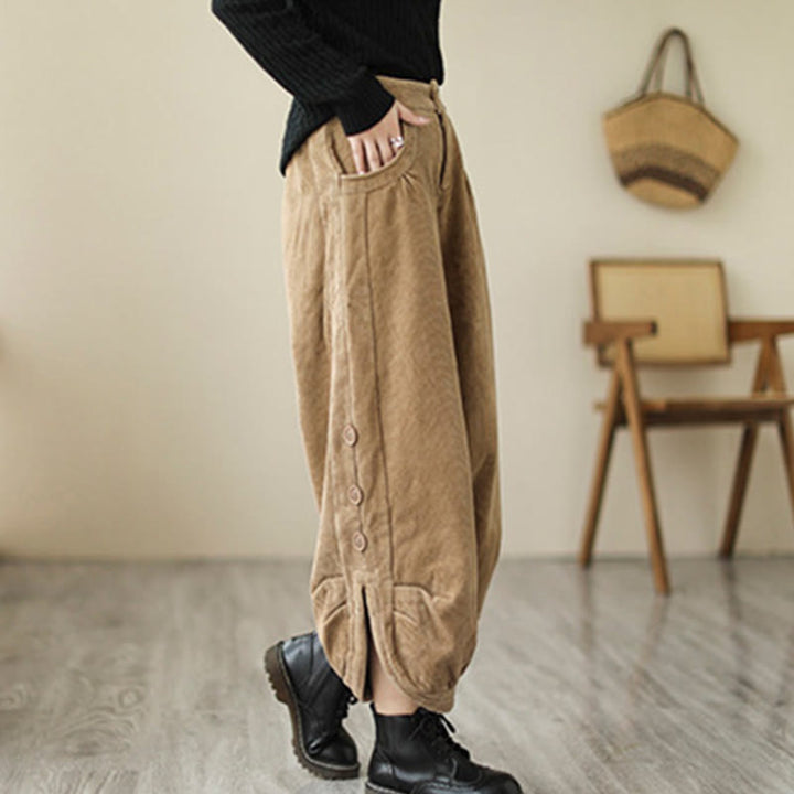 Spodnie damskie z bawełnianego sztruksu z kieszeniami i guzikami w stylu casual z Buddha Stones , z rozcięciem na nogawce - image 4
