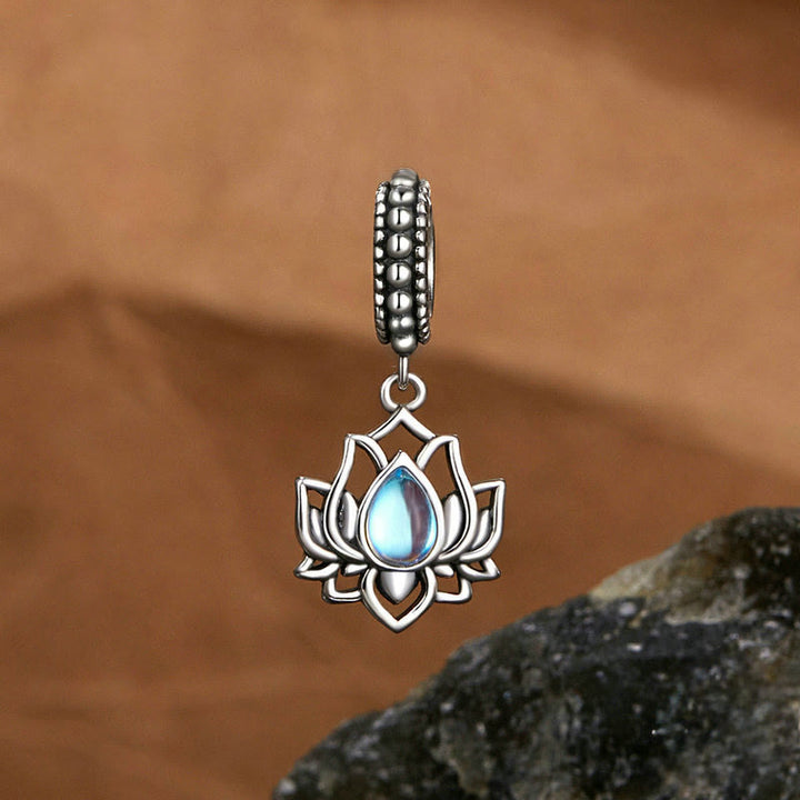 Naszyjnik z wisiorkiem z Buddha Stones ze srebra próby 925 i motywem lotosu, z kamieniem księżycowym - Kamień księżycowy - image 1