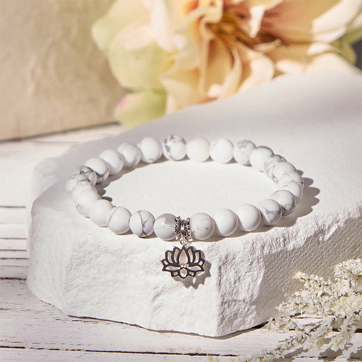Bransoletka z Buddha Stones ze srebra próby 925 z motywem lotosu i naturalnym białym turkusem Wealth - image 1