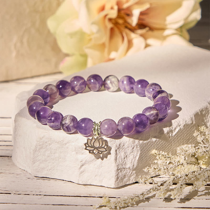 Bransoletka z naturalnych koralików Balance z ametystem i motywem lotosu, wykonana ze srebra próby 925 i Buddha Stones - image 1