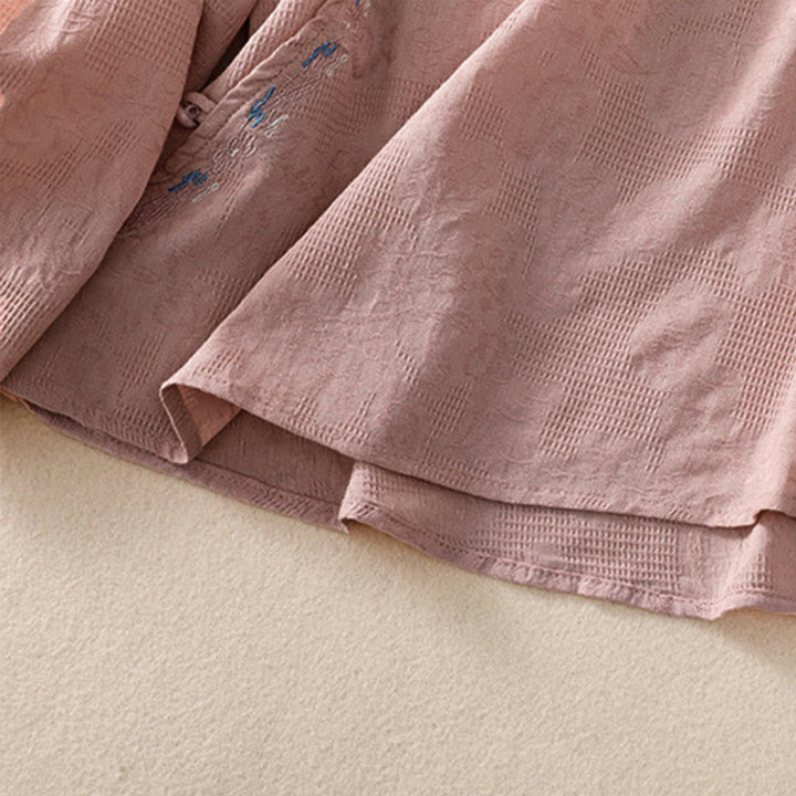 Koszula damska z długim rękawem z bawełny z haftem "Jesienne Buddha Stones" w asymetrycznym wzorze i żabą zapinaną na guziki - image 21