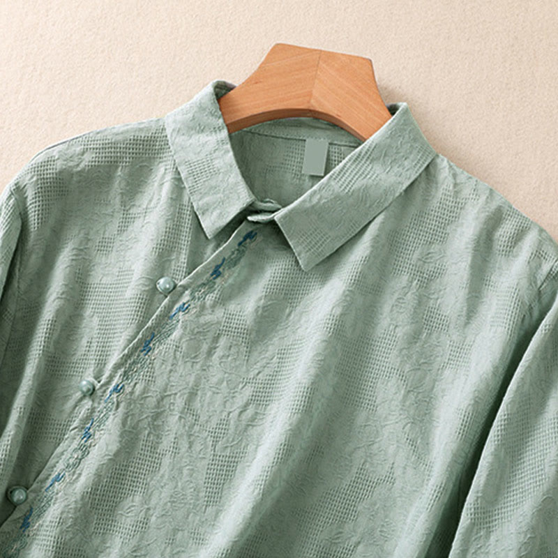 Koszula damska z długim rękawem z bawełny z haftem "Jesienne Buddha Stones" w asymetrycznym wzorze i żabą zapinaną na guziki - image 2