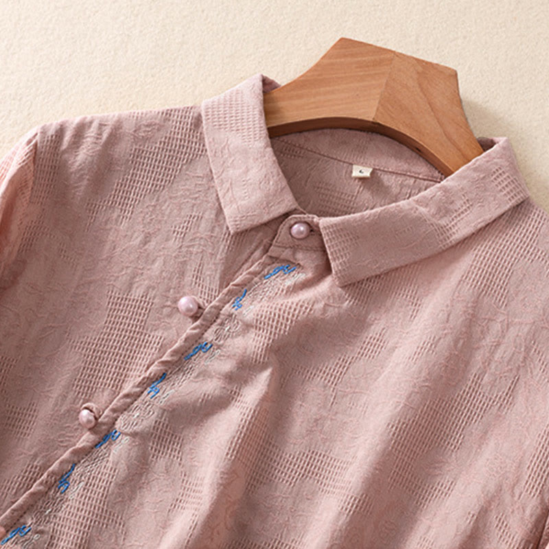 Koszula damska z długim rękawem z bawełny z haftem "Jesienne Buddha Stones" w asymetrycznym wzorze i żabą zapinaną na guziki - image 16