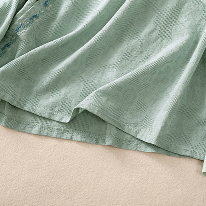 Koszula damska z długim rękawem z bawełny z haftem "Jesienne Buddha Stones" w asymetrycznym wzorze i żabą zapinaną na guziki - image 5