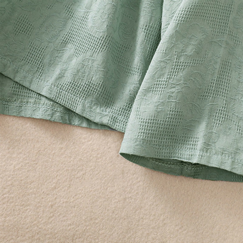 Koszula damska z długim rękawem z bawełny z haftem "Jesienne Buddha Stones" w asymetrycznym wzorze i żabą zapinaną na guziki - image 6