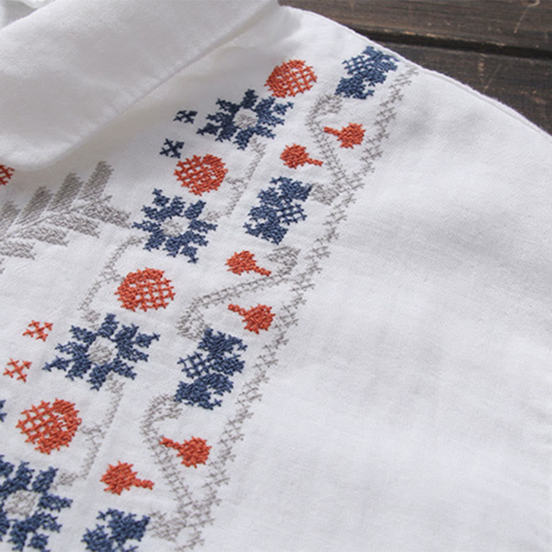 Koszula damska z długim rękawem z bawełny z haftem w geometryczne paski z motywem kamieni Buddha Stones w kolorze białym i kwiatowym - image 3