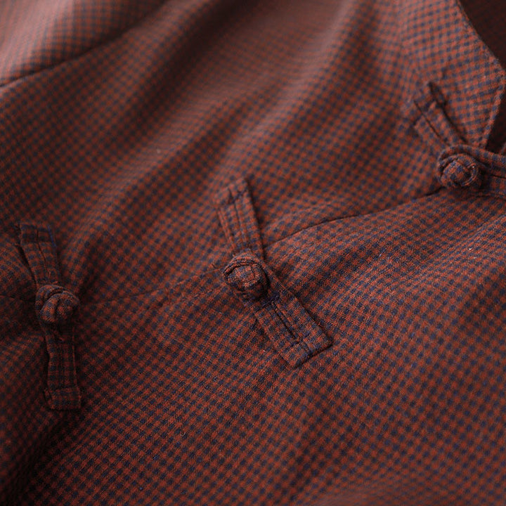 Jesienna sukienka midi z brązowymi kratkami i kołnierzykiem w kolorze brązowym z Buddha Stones aplikacją i kieszeniami - image 4