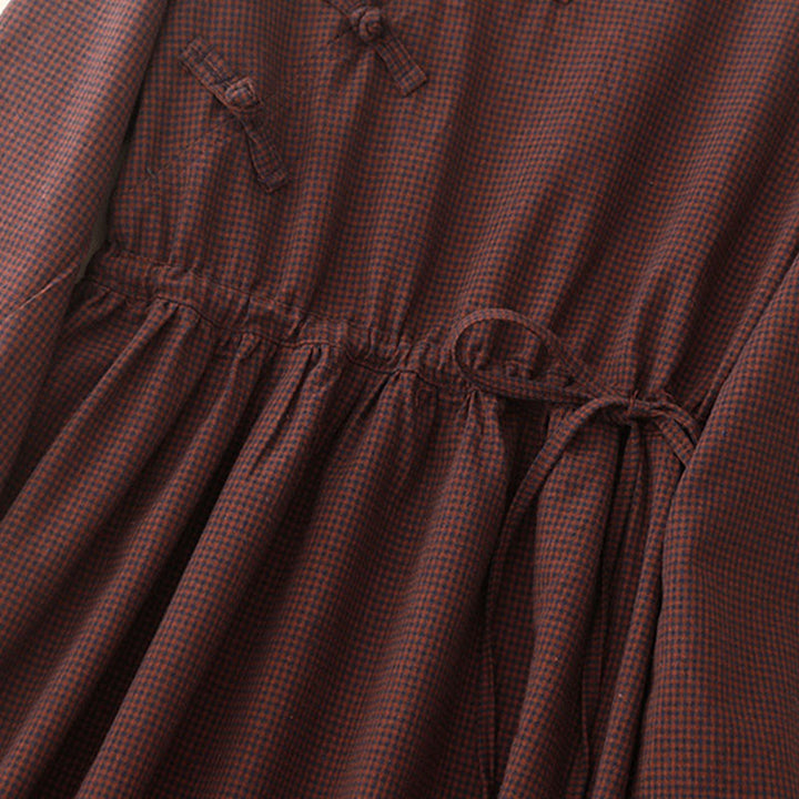 Jesienna sukienka midi z brązowymi kratkami i kołnierzykiem w kolorze brązowym z Buddha Stones aplikacją i kieszeniami - image 5