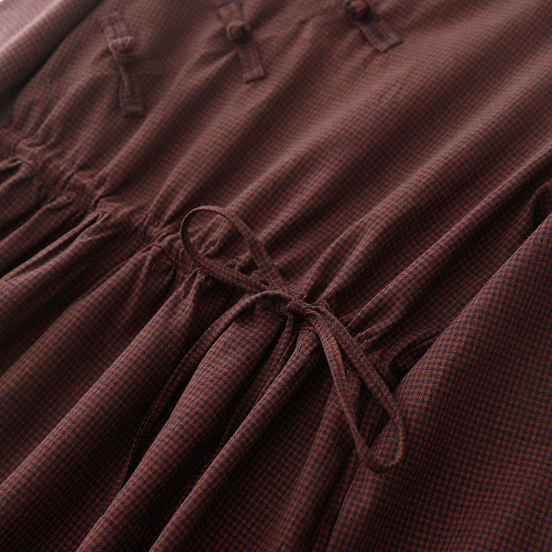 Jesienna sukienka midi z brązowymi kratkami i kołnierzykiem w kolorze brązowym z Buddha Stones aplikacją i kieszeniami - image 6