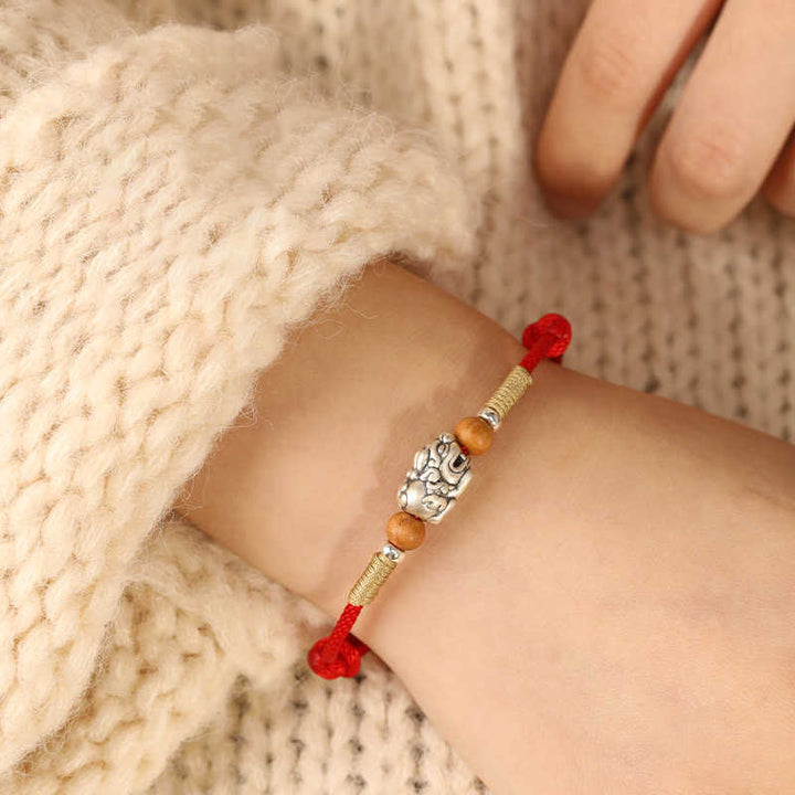 Bransoletka na Buddha Stones , zawieszką PiXiu ze srebra próby 999, koralikami z drewna brzoskwiniowego, ręcznie robioną, plecioną nicią szczęścia - image 17
