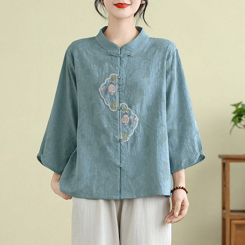 Koszula damska z bawełny z haftem żakardowym w kwiaty z motywem Buddha Stones, z rękawami trzy czwarte i guzikami żabki - Jasnoniebieski - US12, UK/AU16, EU44 (3XL) - image 9
