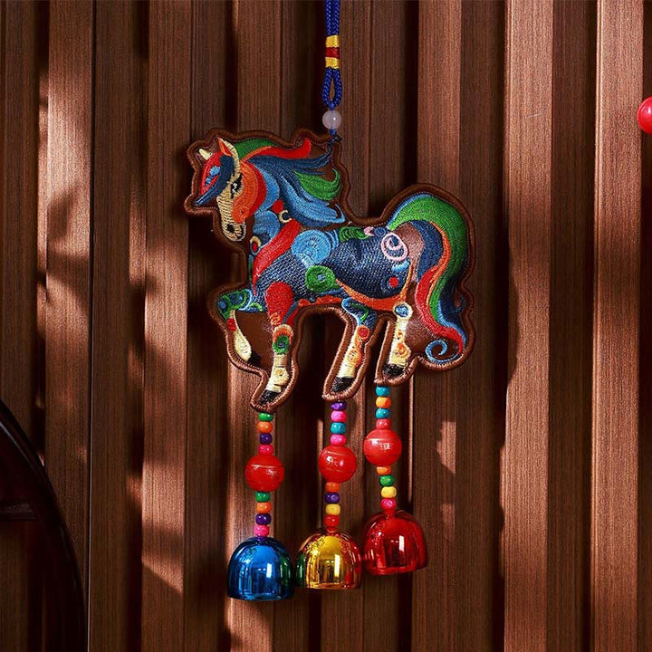 Buddha Stones, Rok Konia, Dzwonek, Haft, Wisząca Dekoracja - Dzwonek w kolorze brązowym na tle konia (10*13 cm) - image 1