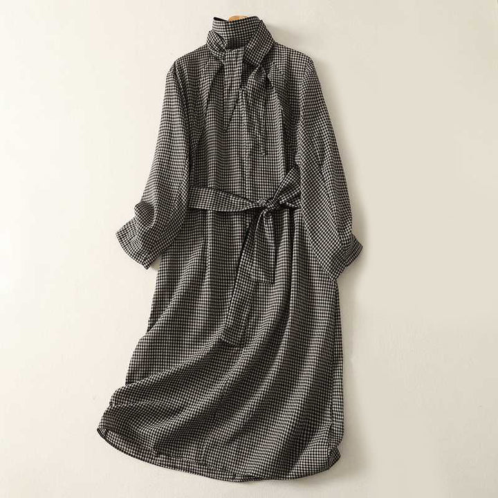Sukienka midi z długim rękawem i kieszeniami w czarno-białą kratę Buddha Stones z wysokim dekoltem i sznurowaniem - Czarny - US14, UK/AU18, EU46 (2XL) - image 0