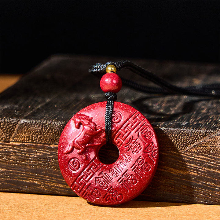 Buddha Stones Rok Konia Rzeźbiony Znak Fu Pokoju Klamra Projekt Naszyjnik Błogosławieństwo Pomyślności Cynober - Koń (rozmiar: 30*7mm) - image 0