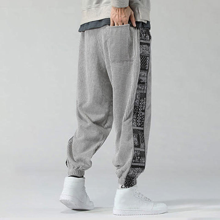 Spodnie męskie sztruksowe z kieszeniami i prostymi nogawkami do kostek, z kolekcji Buddha Stones Fall, ze ściągaczem po bokach i wzorem Paisley - image 16