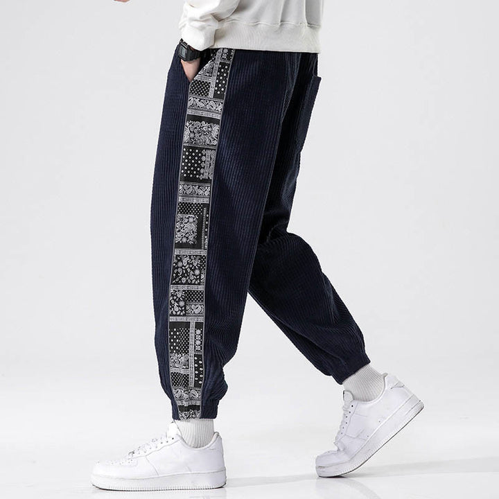 Spodnie męskie sztruksowe z kieszeniami i prostymi nogawkami do kostek, z kolekcji Buddha Stones Fall, ze ściągaczem po bokach i wzorem Paisley - image 32