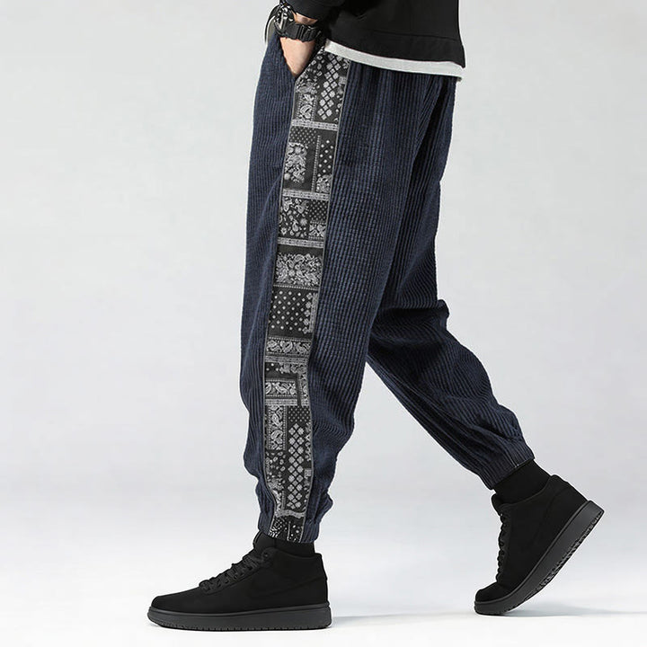 Spodnie męskie sztruksowe z kieszeniami i prostymi nogawkami do kostek, z kolekcji Buddha Stones Fall, ze ściągaczem po bokach i wzorem Paisley - image 29