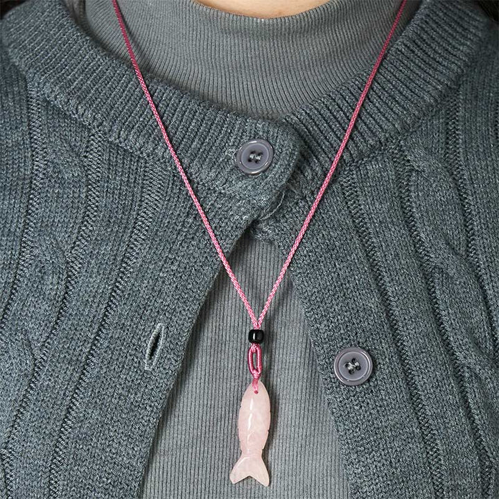 Rzeźba z Buddha Stones z rybą Koi w kolorze różowym, indyjskim agatem i ametystem, naszyjnik z wisiorkiem, symbolizujący ciepło i dobrobyt - image 4