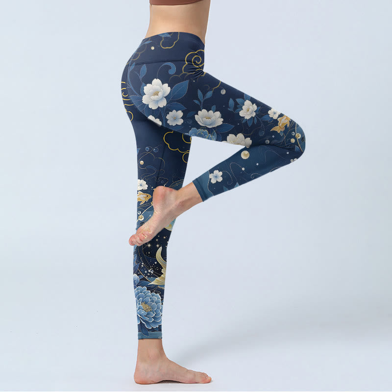 Buddha Stones Legginsy do jogi damskie w kolorze niebiesko-białym z motywem piwonii i rybki koi - image 3