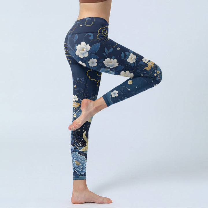 Buddha Stones Legginsy do jogi damskie w kolorze niebiesko-białym z motywem piwonii i rybki koi - image 3