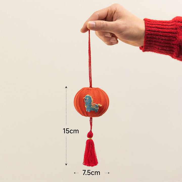 Buddha Stones Rok Konia Czerwony Sznurek Fu Postać Haft Siła Wisząca Dekoracja - Niebieski koń (rozmiar: 15*7,5 cm) - image 4