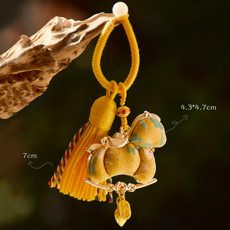 Buddha Stones Brelok do kluczy z haftem Rok Konia na czerwonym sznurku - Żółty koń (rozmiar: 43*47mm) - image 2