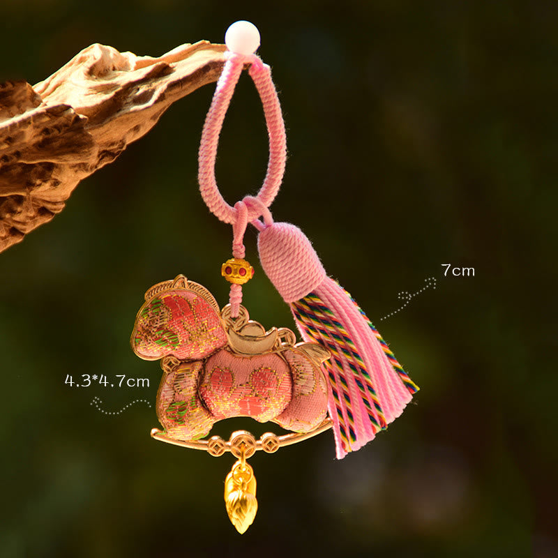 Buddha Stones Brelok do kluczy z haftem Rok Konia na czerwonym sznurku - Różowy koń (rozmiar: 43*47mm) - image 3