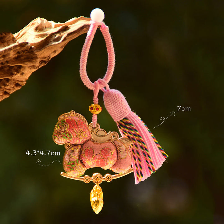 Buddha Stones Brelok do kluczy z haftem Rok Konia na czerwonym sznurku - Różowy koń (rozmiar: 43*47mm) - image 3