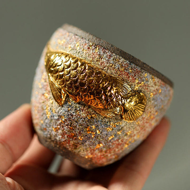 Buddha Stones Ceramiczna filiżanka do herbaty Kung Fu w kształcie ryby Koi z motywem złotej Arowany - image 1