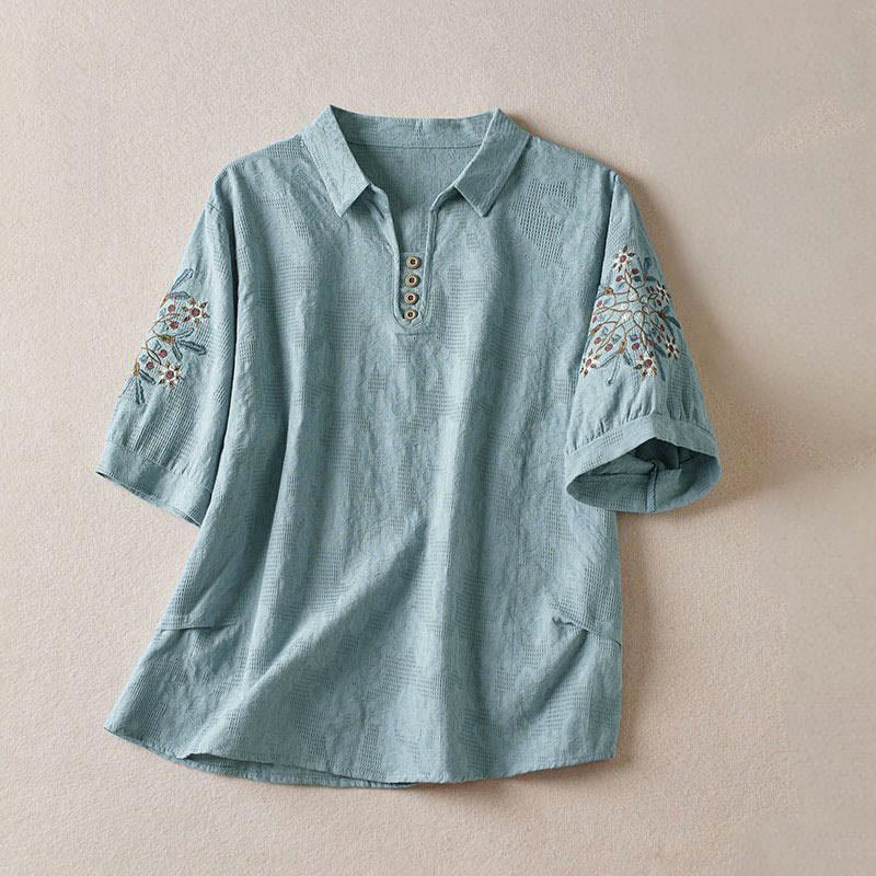 Koszulka damska z krótkim rękawem i klapami w swobodnym, kwiatowym wzorze z Buddha Stones - SkyBlue - US12, UK/AU16, EU44 (3XL) - image 8