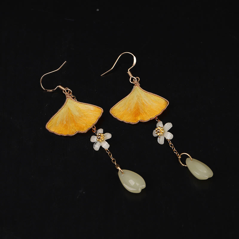 Buddha Stones Ręcznie robione kolczyki z jedwabiu w kolorze żółtym z liści miłorzębu japońskiego na miedzianym haczyku z napisem „Dobra Fortuna” - image 1