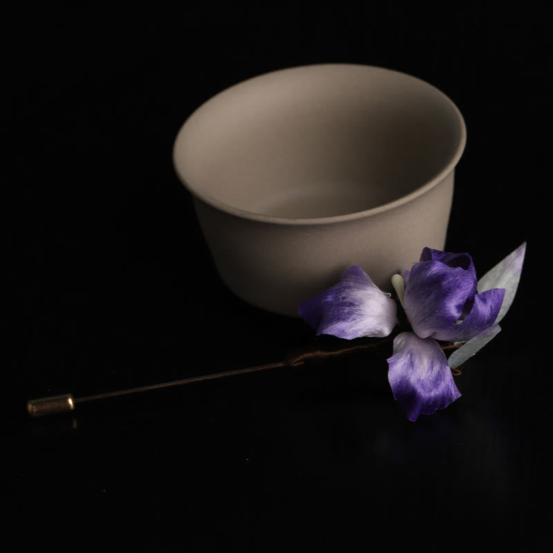 Buddha Stones Ręcznie robiona broszka z jedwabiu w kolorze fioletowo-białym z motywem ochronnym irysa - image 1