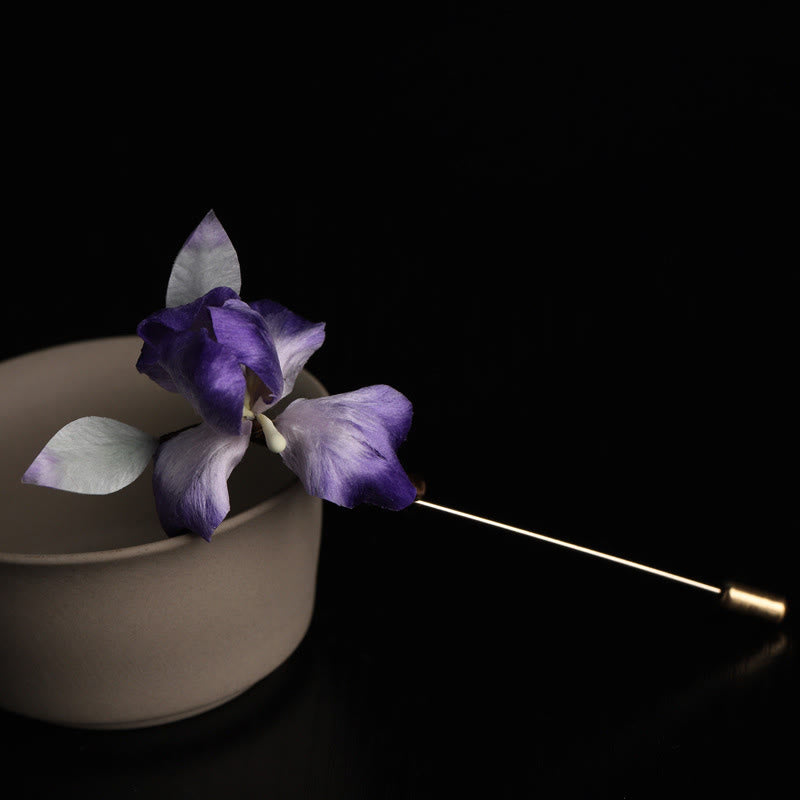 Buddha Stones Ręcznie robiona broszka z jedwabiu w kolorze fioletowo-białym z motywem ochronnym irysa - Fioletowo-biały irys (długość: około 7 cm) - image 0