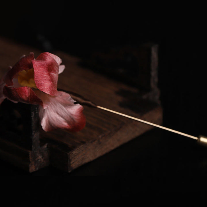 Buddha Stones Ręcznie robiona broszka z jedwabiu w kolorze ciemnoczerwonego aksamitu z irysem i symbolem szczęścia - image 6