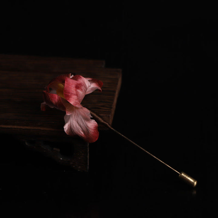 Buddha Stones Ręcznie robiona broszka z jedwabiu w kolorze ciemnoczerwonego aksamitu z irysem i symbolem szczęścia - image 7