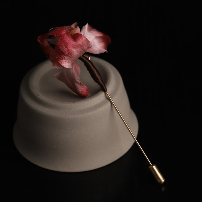 Buddha Stones Ręcznie robiona broszka z jedwabiu w kolorze ciemnoczerwonego aksamitu z irysem i symbolem szczęścia - image 3