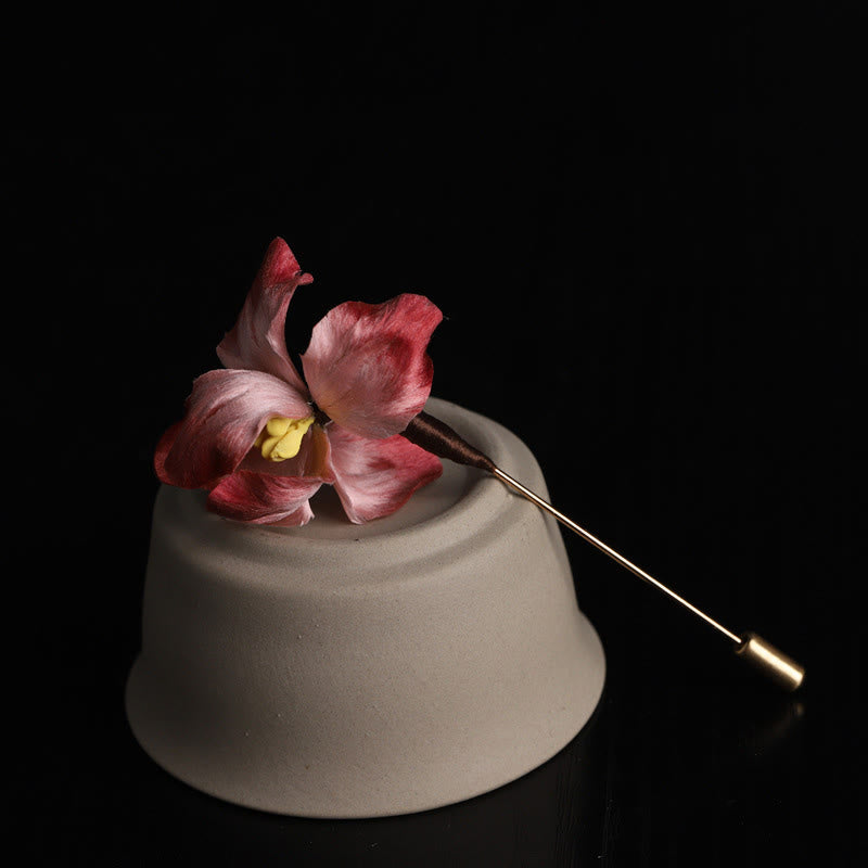 Buddha Stones Ręcznie robiona broszka z jedwabiu w kolorze ciemnoczerwonego aksamitu z irysem i symbolem szczęścia - Czerwony irys (długość: ok. 7-8 cm) - image 0