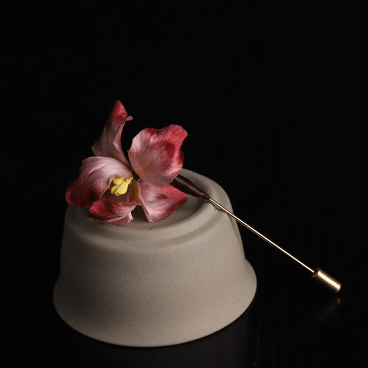 Buddha Stones Ręcznie robiona broszka z jedwabiu w kolorze ciemnoczerwonego aksamitu z irysem i symbolem szczęścia - Czerwony irys (długość: ok. 7-8 cm) - image 0