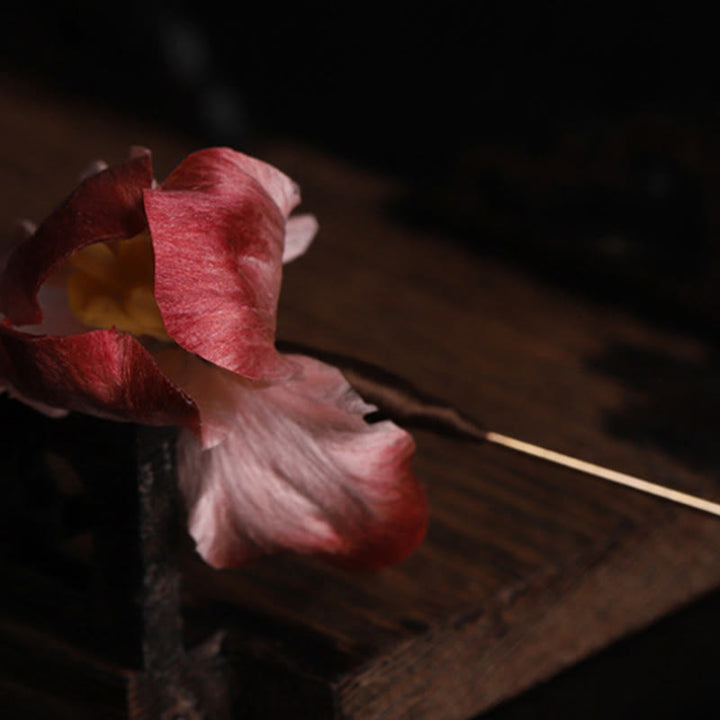 Buddha Stones Ręcznie robiona broszka z jedwabiu w kolorze ciemnoczerwonego aksamitu z irysem i symbolem szczęścia - image 8