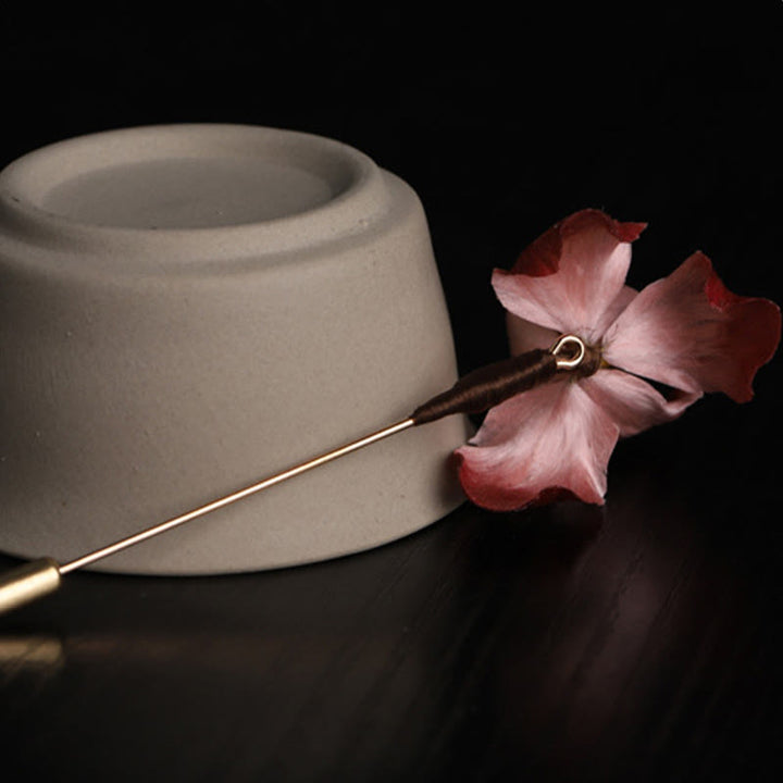 Buddha Stones Ręcznie robiona broszka z jedwabiu w kolorze ciemnoczerwonego aksamitu z irysem i symbolem szczęścia - image 10