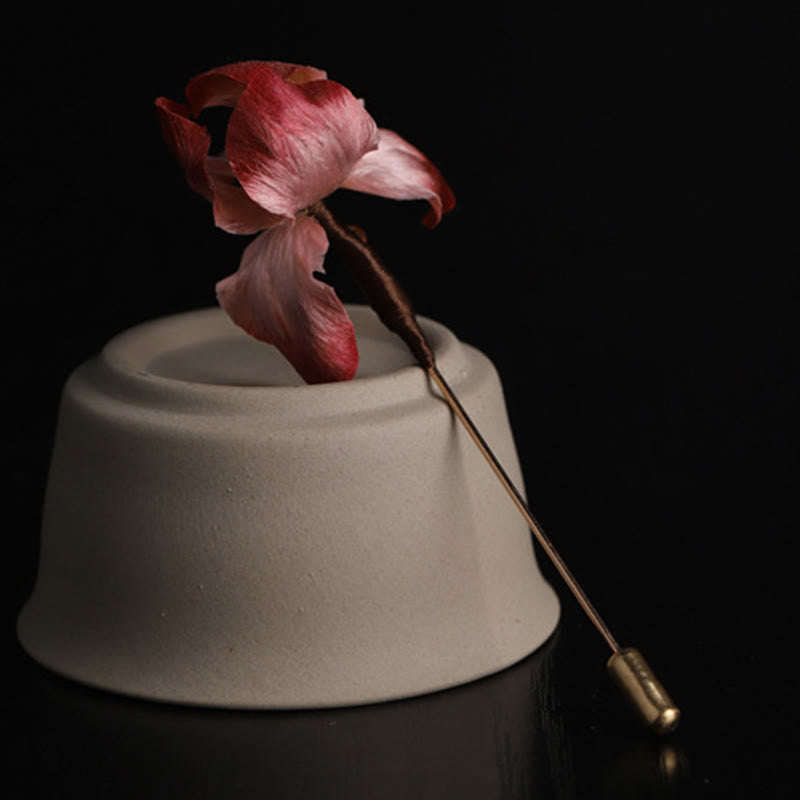 Buddha Stones Ręcznie robiona broszka z jedwabiu w kolorze ciemnoczerwonego aksamitu z irysem i symbolem szczęścia - image 1